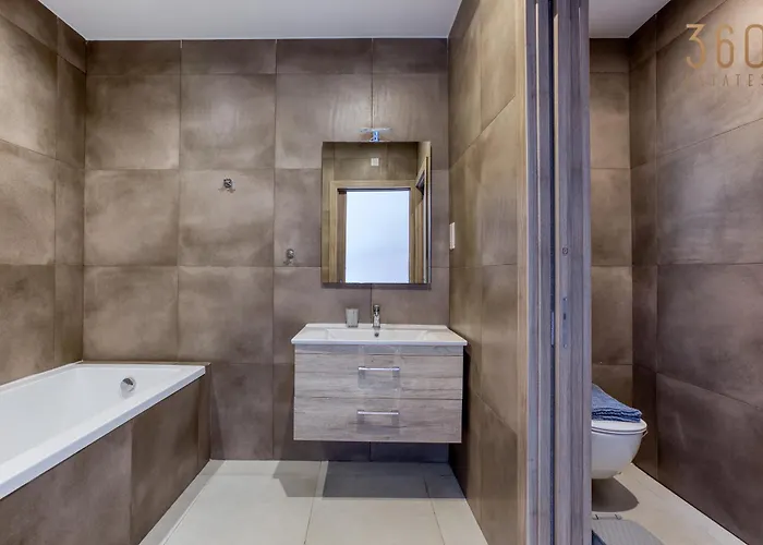 Modern 3br With Stunning Marina View In By 360 Estates * Pieta